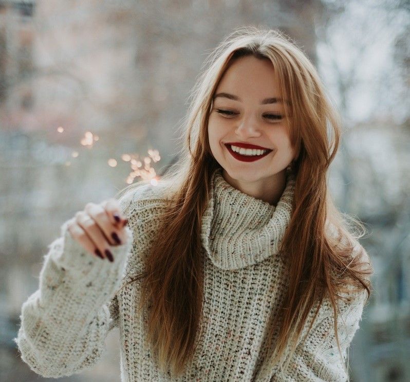 Persona feliz con buena salud visual gracias a una alimentación saludable