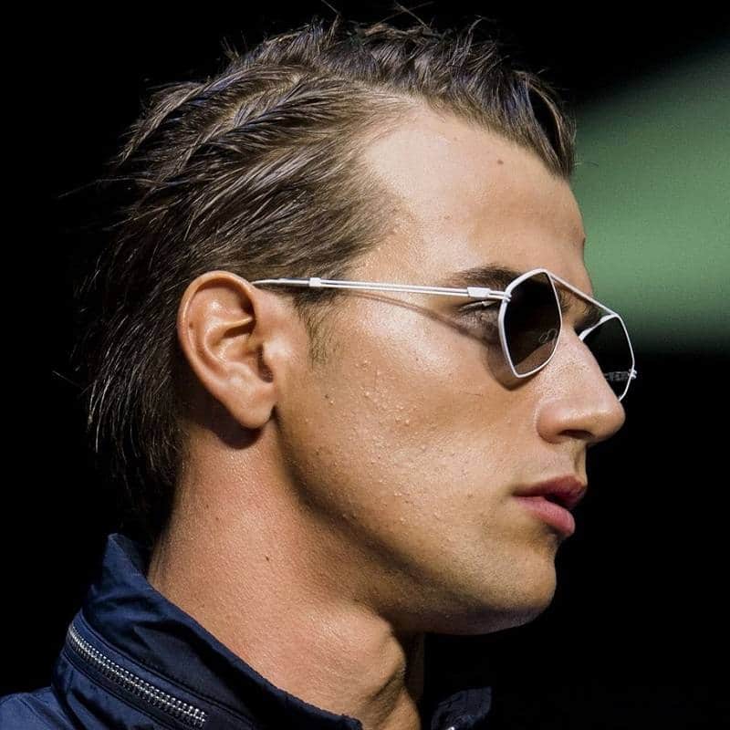 Hombre con lentes de estilo para cara redonda