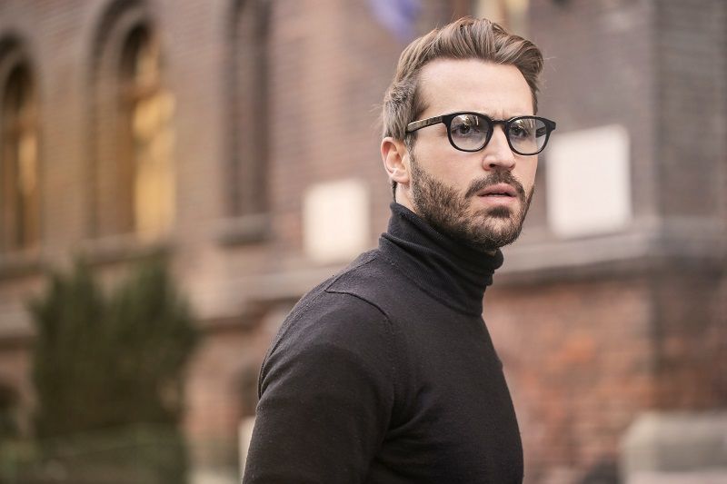 Comparación de lentes fotocromáticos genéricos y Transitions de marca