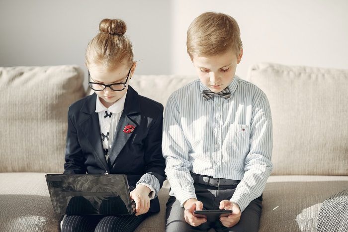 Niño con hipermetropía durante un examen de la vista