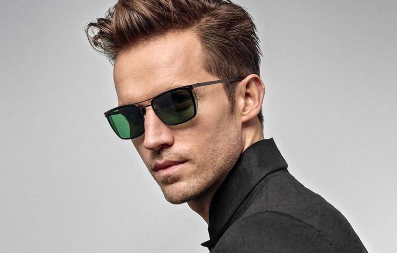 Hombre con lentes de marca