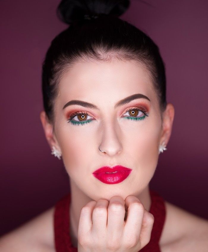 Mujer con cara alargada usando lentes que favorecen su rostro