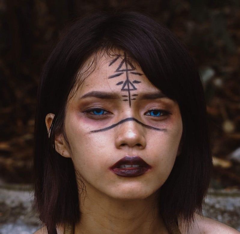 Diferentes colores de lentes de contacto: azul, verde, miel, gris