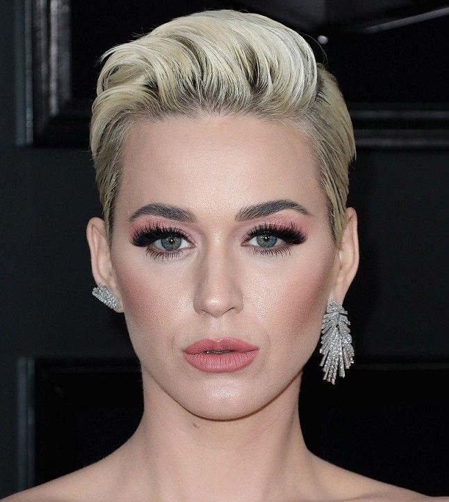 Mujer con cara ovalada mostrando la forma ideal del rostro para elegir lentes