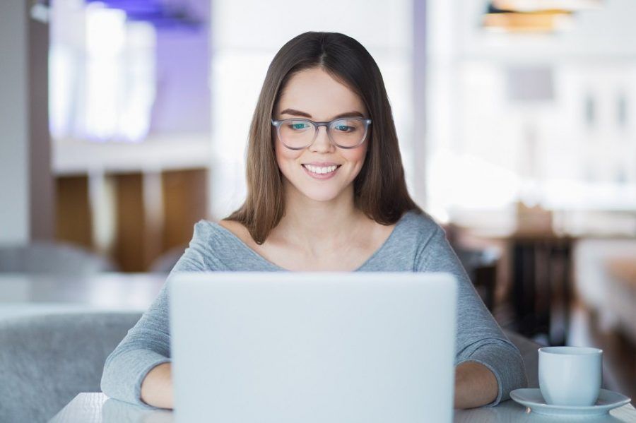 Lentes para computadora en escritorio de trabajo