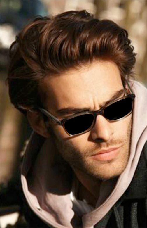 Hombre con cara diamante usando lentes browline