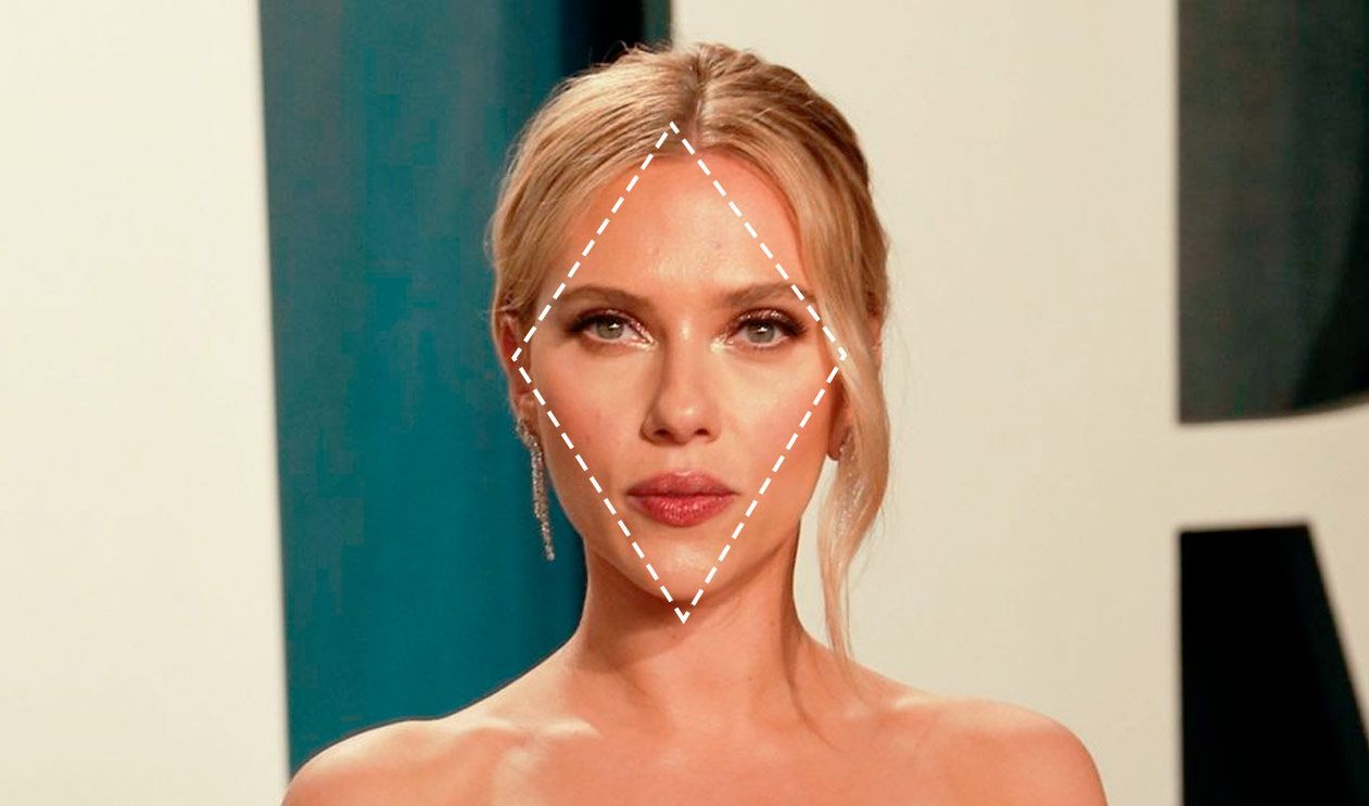 Mujer con cara diamante usando lentes que favorecen su rostro