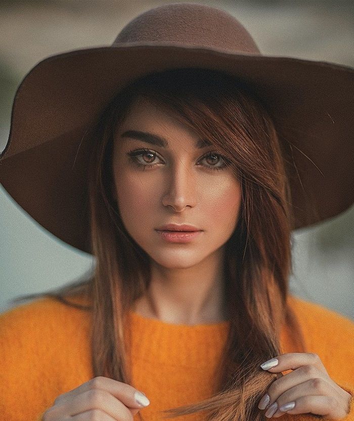 Mujer modelando lentes que complementan su tipo de cara