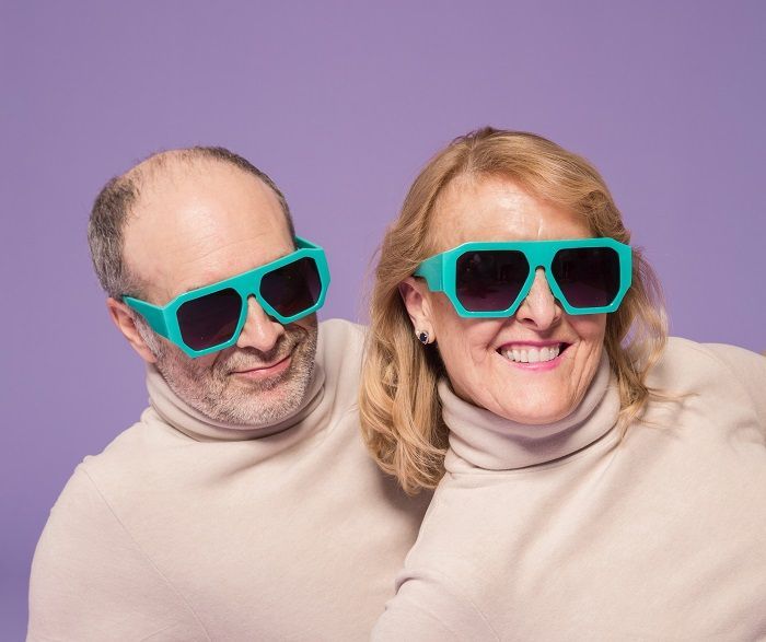 Hombre maduro alejando el celular para poder leer la pantalla