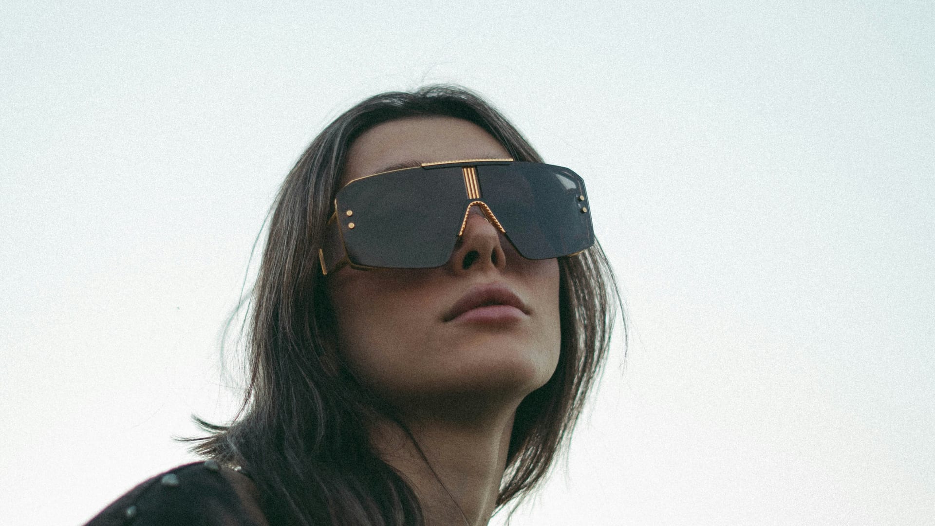 Mujer con lentes de diseñador en Ópticas Visual