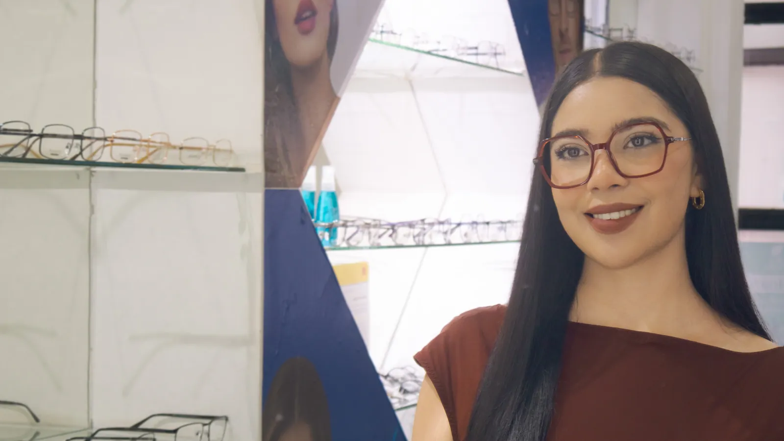 Modelo con lentes en una de nuestras sucursales del Centro